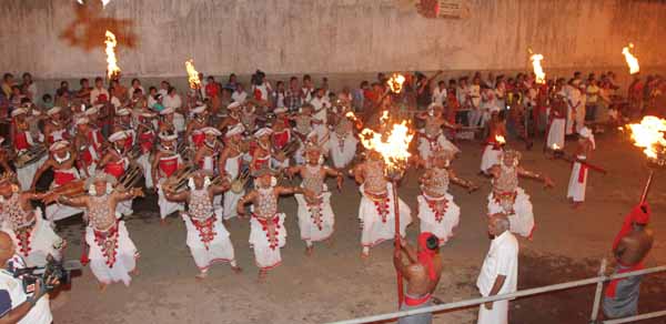 President-views-Final-Randoli-Perahera-Kandy-4