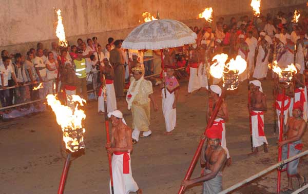 President-views-Final-Randoli-Perahera-Kandy-5