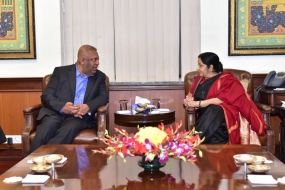 Finance Minister meets Indian Foreign Minister in New Delhi