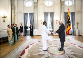 Ambassador Hettiarachchi presents Credentials