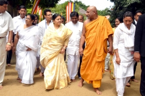 Nepal President Visits Kelaniya temple