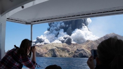 White Island volcano: NZ police to recover bodies despite danger