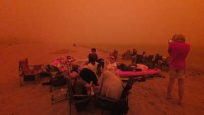 Australia fires: Thousands flee to beach to escape