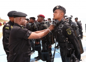 Forty Combat Divers pass out at CDTS