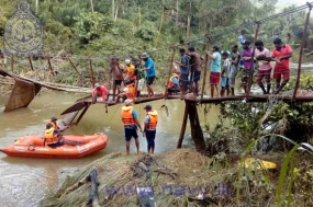 Navy troops repair damaged bridge