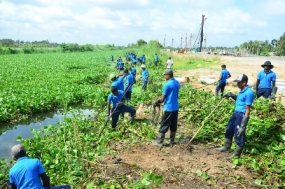 Naval assistance to clean water courses and drainage systems in Colombo