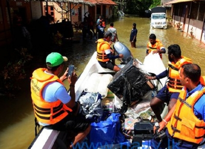 Navy assists removal of office supplies from Kandawalai