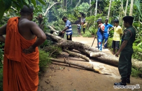 Troops Clear Roads &amp; Provide Relief to Polgahawela People