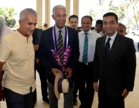 Sir Garfield Sobers arrives in Sri Lanka