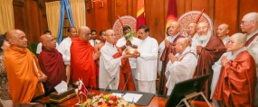 President offers Srimahabodhi sapling to Most Venerable Lim Hakgyu Yongdam of Popwansa temple of Bujong in South Korea